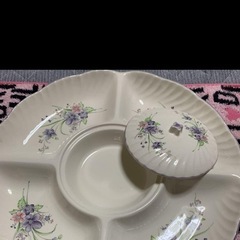 花柄の4つ仕切りプレートと果物装飾トレーのセット。  - の画像