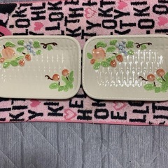 花柄の4つ仕切りプレートと果物装飾トレーのセット。  - の画像