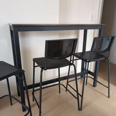 バーテーブルとIKEAのバースツール3脚の画像