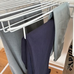 スラックス ハンガーラック 子供服　ズボン 収納 パンツ キャスター付き スチール 20本掛け ホワイトの画像
