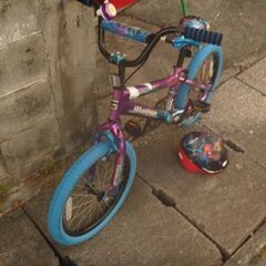 子供用自転車　ヘルメット付きの画像