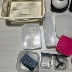 タッパやカゴ　キッチン用品の画像