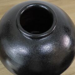 陶芸品　丸形黒花瓶の画像