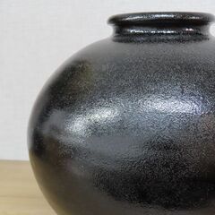 陶芸品　丸形黒花瓶の画像
