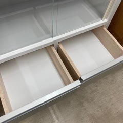 🍽️大川家具🍽️2面食器棚🍽️日本製🍽️ガラス戸🍽️ホワイト🍽️省スペース🍽️2231の画像