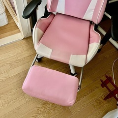【仙台駅付近】ピンク ゲーミングチェア／オフィスチェア（肉球デザイン・足置き付き）の画像