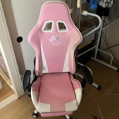 【仙台駅付近】ピンク ゲーミングチェア／オフィスチェア（肉球デザイン・足置き付き）の画像