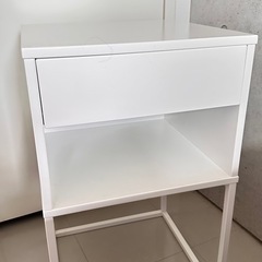 IKEA ベッドサイドテーブル