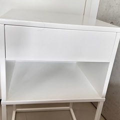 IKEA ベッドサイドテーブルの画像