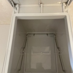 ゴミ箱2つの画像