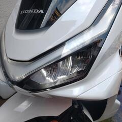 広島発！希少！2025年モデル　ホンダ　PCX125 走行距離3km ！　登録しただけのほぼ新車です、スマートキー二個　取扱説明書　保障書　キーレス2個　ナンバー登録済み　自賠責保険も9月末まであるので乗って変えれますよ！　。の画像