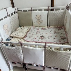 ベビーベッド、マットレス、ベッドガード3点セットの画像