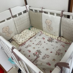 ベビーベッド、マットレス、ベッドガード3点セットの画像