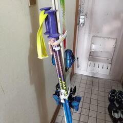 スキー板(ROSSIGNOL)とストック(SINANO)の画像