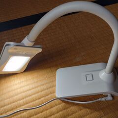 美品 ほぼ未使用 LEDライト 卓上スタンド  LEDデスクライトの画像