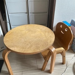 子ども用テーブルとイスの画像
