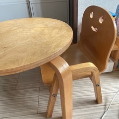子ども用テーブルとイスの画像