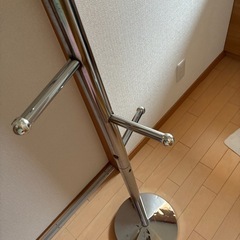 シルバー色　ポールスタンドの画像