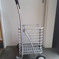 キャスター付き買い物カゴの画像