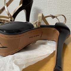 新品‼️エナメル✖️ゴールド高級感有るキャバ嬢ヒールの画像