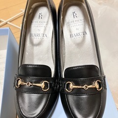 黒パンプスの画像