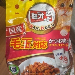 キャットベッドandキャットフードの画像