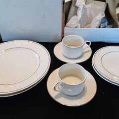 ☆値下げ　オシャレ未使用　美品 COMME CA DU MODE　コムサ　食器セット カップ& ソーサー×2セット+小皿×2枚+大皿×2枚　ホワイト の画像
