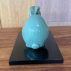 うさぎ　置物　台付きの画像