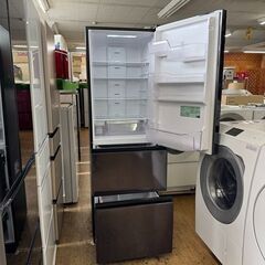 地域限定送料無料　美品【 HITACHI 】日立 375L 3ドア 冷凍冷蔵庫 スリムな幅60cm サッと急冷却 うるおいチルド ブリリアントブラック R-V38SVの画像