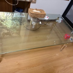 おしゃれなガラステーブルの画像