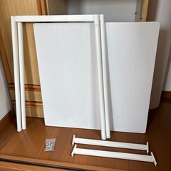 白いテーブルの画像