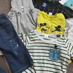 子供服、レインコート、リュック、靴の画像