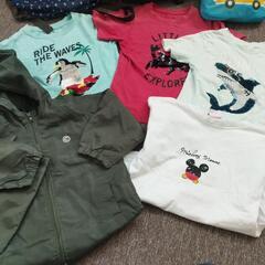 子供服、レインコート、リュック、靴の画像