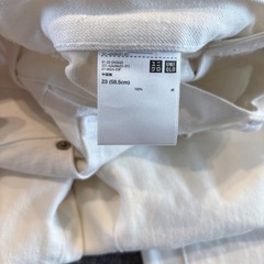 UNIQLO スラウチテーパードアンクルジーンズ　23 XS オフホワイトの画像