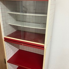 【タイトル】 昭和レトロ ガラス引き戸付き 食器棚・収納棚（赤×白格子） の画像