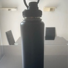 ❤︎【新品✨大容量ステンレスボトル】スタイリッシュなブラック／約950ml／真空断熱＆漏れ防止キャップ付き‼️💧の画像