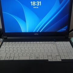 富士通 2022製造モデル高性能11世代Corei5　4コア8スレッド　メモリ8G 高速SSD搭載　 大画面15.6インチ　Wifi6対応　薄型スリム　カメラ内臓　Windows11の画像
