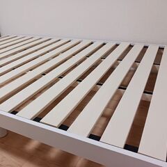 セミダブルベッドフレーム白の画像