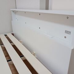 セミダブルベッドフレーム白の画像