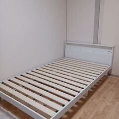 セミダブルベッドフレーム白