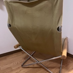 新居 猛デザインのNychair X(ニーチェアエックス)です。シンプルなデザインと軽量で持ち運びも簡単なゆったりとした座り心地の折り畳み椅子。屋内はもちろん、バルコニーなどの屋外にもオススメの画像