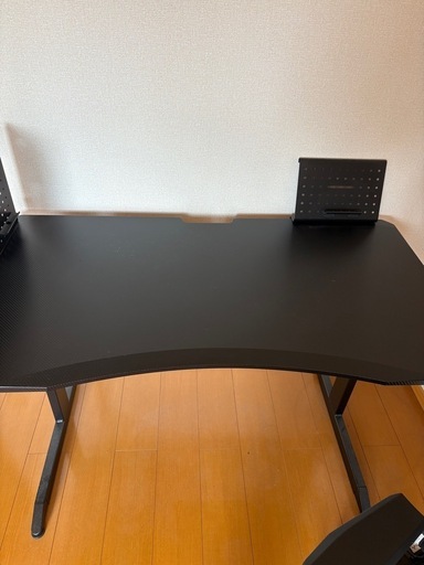 ゲーミングチェア　ゲーミングデスク
