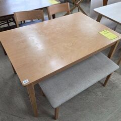 J8513 【リユースのサカイ柏店】 ダイニングテーブルセット 椅子2脚ベンチ付 クリーニング済みの画像