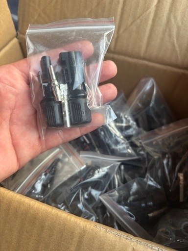 太陽光パネル設置用MC4コネクター250個程度