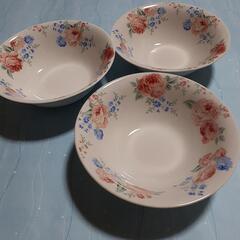 新品未使用　薔薇の食器🌹　3枚　直径15㎝　深さ5㎝の画像