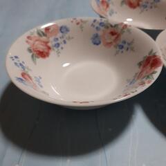 新品未使用　薔薇の食器🌹　3枚　直径15㎝　深さ5㎝の画像