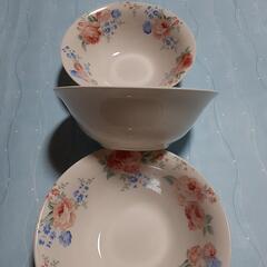 新品未使用　薔薇の食器🌹　3枚　直径15㎝　深さ5㎝の画像