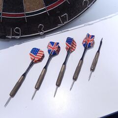 ダーツ コルクボード 矢 5本付きの画像