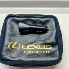 純正レクサスポーチ&純正メルセデスベンツ充電器、雑誌の画像