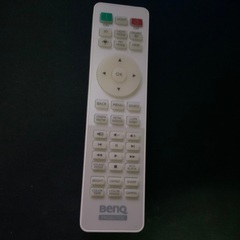 リモコンに大きな傷あり　4KプロジェクターHT2550Mの画像